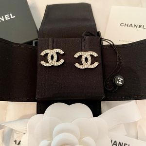Bnib classic CHANEL gold crystal stud earrings